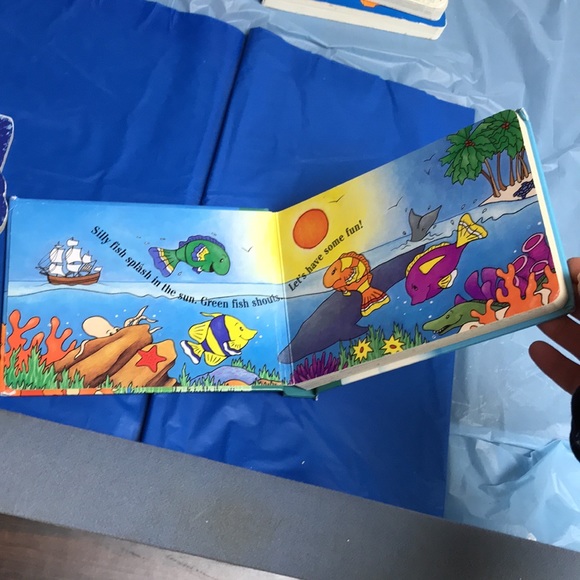“Fishy Fun” kids board book - Picture 3 of 11